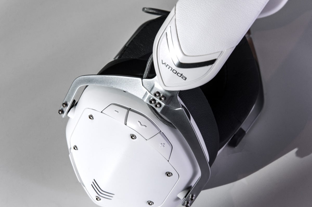 去年 V-MODA 推出 Crossfade 2 Wireless 頭戴式耳機，可能聽取了用家的意見，事隔一年加推升級版，名為 Crossfade 2 Wireless Codex，支援 aptX 和 SBC 藍牙編碼之外，特別追加 AAC 編碼，為蘋果用家帶來更佳的音質表現。