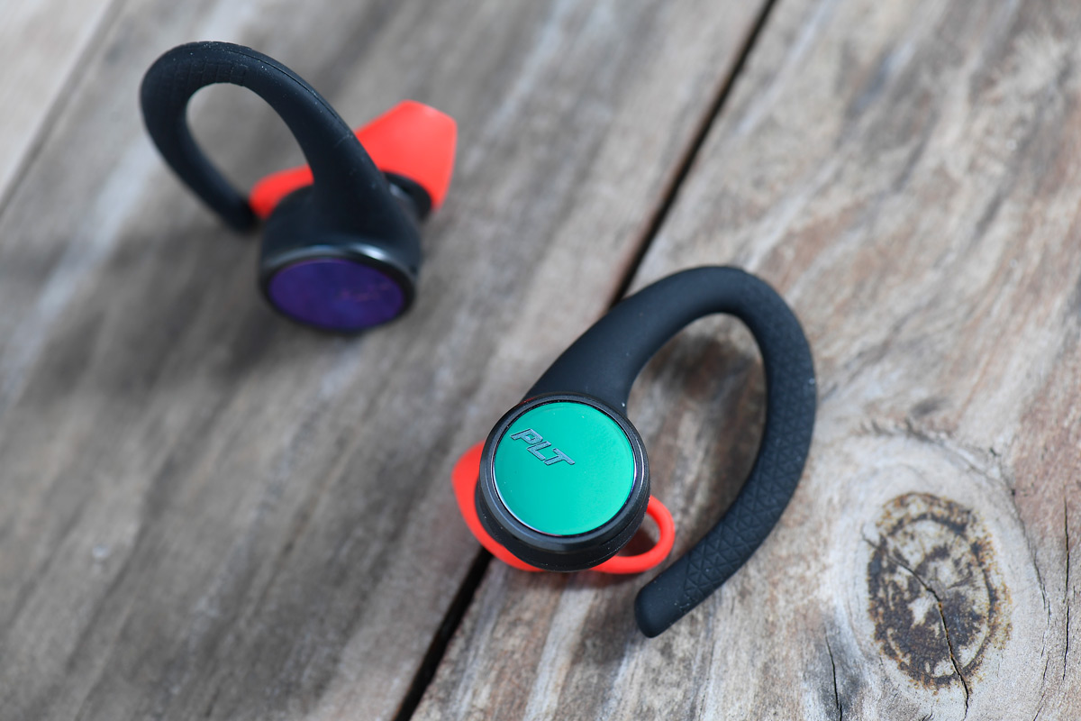 Plantronics 最近為 BackBeat FIT 藍牙運動耳機系列更新產品線，當中最矚目的，肯定是品牌首款真無線耳機 BackBeat FIT 3100，專門針對運動用家而設，採用半開放式設計，令跑手能夠享受音樂的同時，聽到周圍環境聲音，大大增加跑街的安全性。