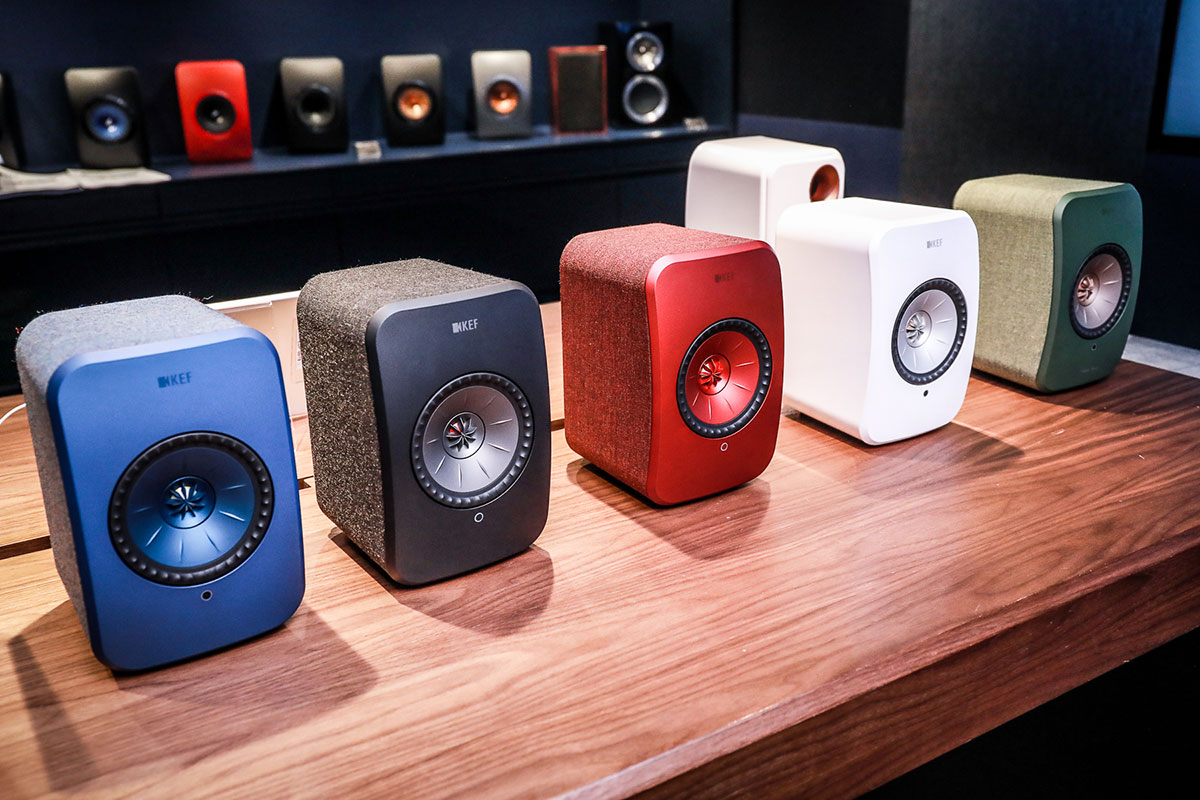KEF 推出的 LS50 以及 LS50 Wireless 書架喇叭都好受用家歡迎，特別後者支援 USB 解碼以及各種串流功能，無需額外器材就已經係一套完整的靚聲音響，相當適合現代家居。不過 LS50 Wireless 較大的體型就始終較為適合客廳使用，為了照顧較細的空間，甚至桌面使用的朋友，KEF 今次就推出了「細碼版」的 LSX，雖然體型小巧好多，不過依然配備同軸單元的靚聲設計，仲有全新 Apps 支援豐富的串流功能。