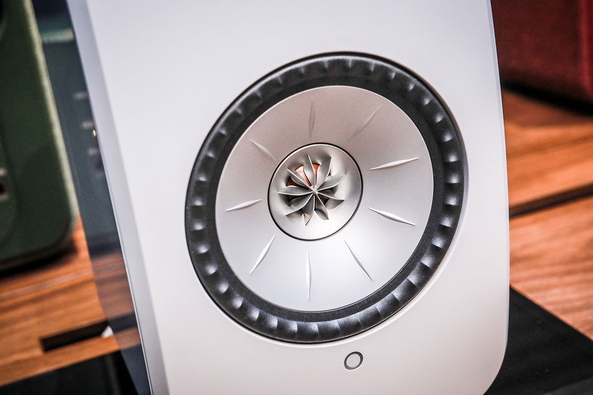 KEF 推出的 LS50 以及 LS50 Wireless 書架喇叭都好受用家歡迎，特別後者支援 USB 解碼以及各種串流功能，無需額外器材就已經係一套完整的靚聲音響，相當適合現代家居。不過 LS50 Wireless 較大的體型就始終較為適合客廳使用，為了照顧較細的空間，甚至桌面使用的朋友，KEF 今次就推出了「細碼版」的 LSX，雖然體型小巧好多，不過依然配備同軸單元的靚聲設計，仲有全新 Apps 支援豐富的串流功能。