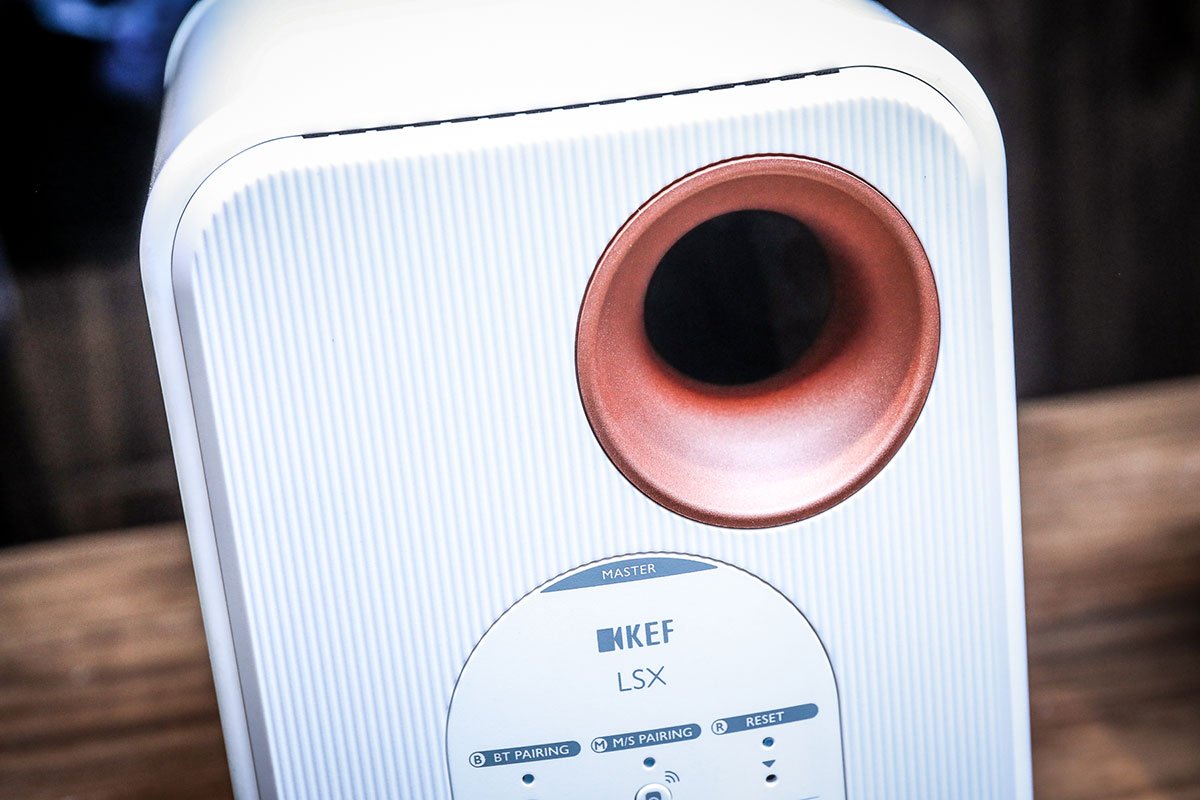 KEF 推出的 LS50 以及 LS50 Wireless 書架喇叭都好受用家歡迎，特別後者支援 USB 解碼以及各種串流功能，無需額外器材就已經係一套完整的靚聲音響，相當適合現代家居。不過 LS50 Wireless 較大的體型就始終較為適合客廳使用，為了照顧較細的空間，甚至桌面使用的朋友，KEF 今次就推出了「細碼版」的 LSX，雖然體型小巧好多，不過依然配備同軸單元的靚聲設計，仲有全新 Apps 支援豐富的串流功能。