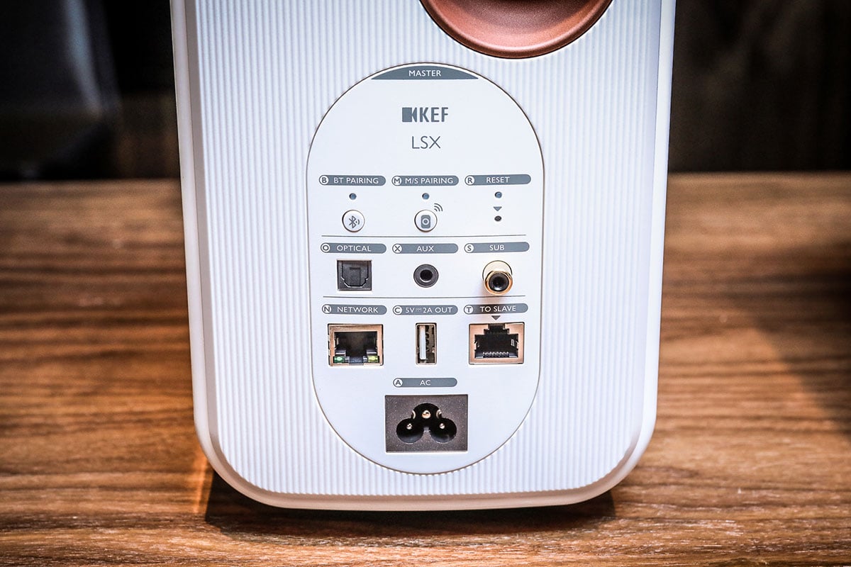 KEF 推出的 LS50 以及 LS50 Wireless 書架喇叭都好受用家歡迎，特別後者支援 USB 解碼以及各種串流功能，無需額外器材就已經係一套完整的靚聲音響，相當適合現代家居。不過 LS50 Wireless 較大的體型就始終較為適合客廳使用，為了照顧較細的空間，甚至桌面使用的朋友，KEF 今次就推出了「細碼版」的 LSX，雖然體型小巧好多，不過依然配備同軸單元的靚聲設計，仲有全新 Apps 支援豐富的串流功能。