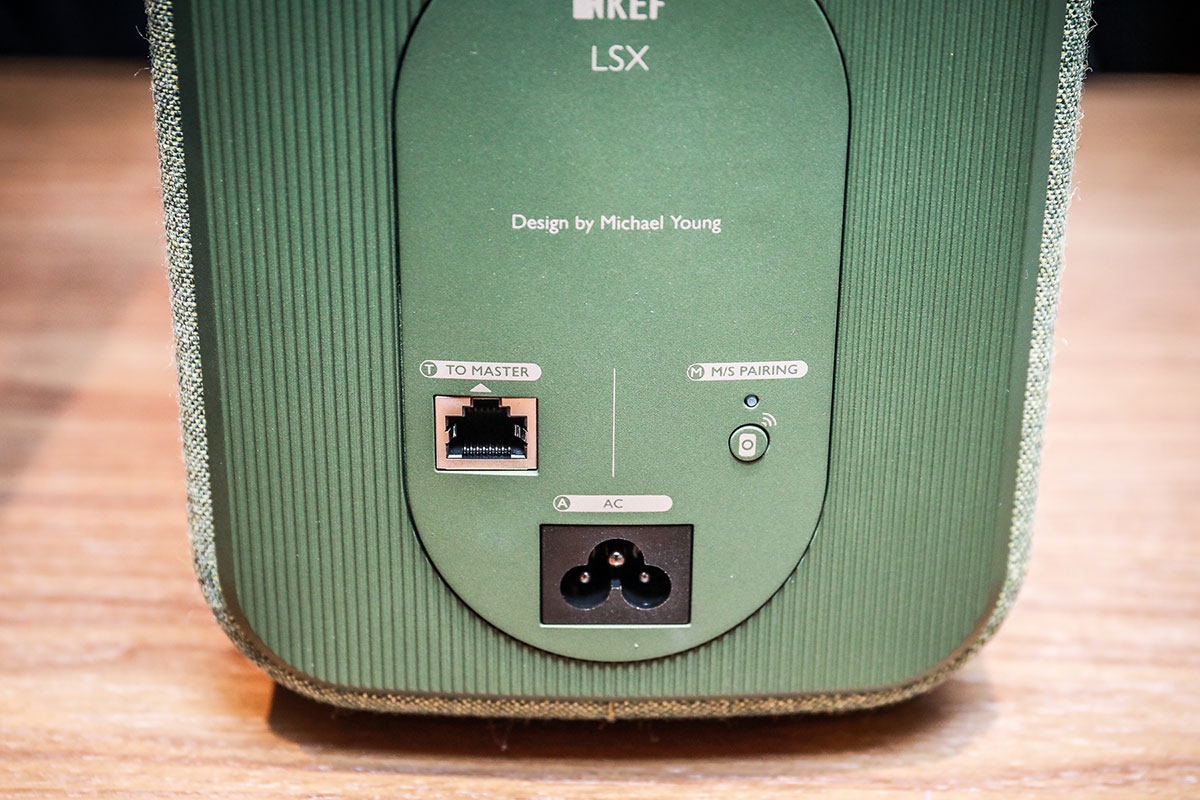KEF 推出的 LS50 以及 LS50 Wireless 書架喇叭都好受用家歡迎，特別後者支援 USB 解碼以及各種串流功能，無需額外器材就已經係一套完整的靚聲音響，相當適合現代家居。不過 LS50 Wireless 較大的體型就始終較為適合客廳使用，為了照顧較細的空間，甚至桌面使用的朋友，KEF 今次就推出了「細碼版」的 LSX，雖然體型小巧好多，不過依然配備同軸單元的靚聲設計，仲有全新 Apps 支援豐富的串流功能。