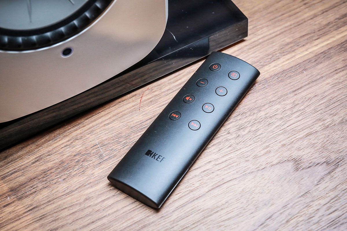 KEF 推出的 LS50 以及 LS50 Wireless 書架喇叭都好受用家歡迎，特別後者支援 USB 解碼以及各種串流功能，無需額外器材就已經係一套完整的靚聲音響，相當適合現代家居。不過 LS50 Wireless 較大的體型就始終較為適合客廳使用，為了照顧較細的空間，甚至桌面使用的朋友，KEF 今次就推出了「細碼版」的 LSX，雖然體型小巧好多，不過依然配備同軸單元的靚聲設計，仲有全新 Apps 支援豐富的串流功能。