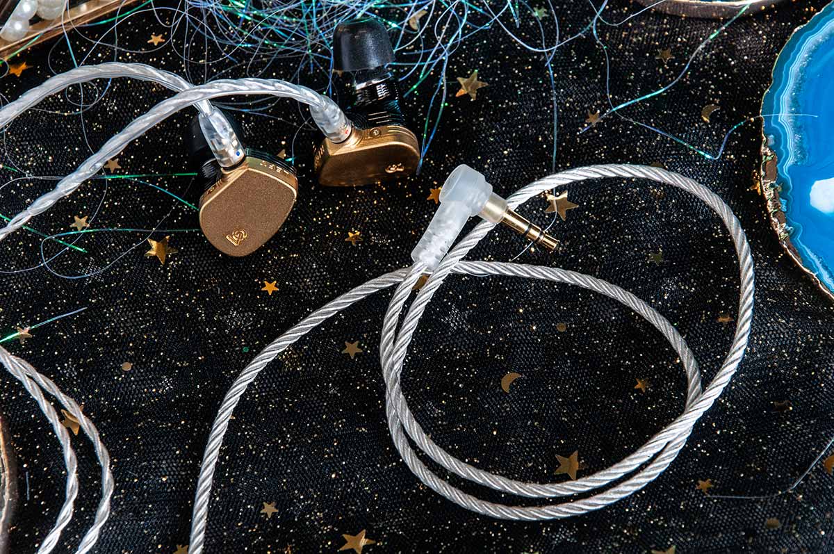 美國線材品牌 ALO Audio 於 2015 年成立了 Campfire Audio，短短 3 年已深得耳機發燒友的喜愛。他們所有耳機皆以星座或星系取名，新一代圈鐵旗艦亦不例外，命名為 Solaris，一圈三鐵單元的設計，鋁殼表面披上 24K 鍍金，啞金色面相當貴氣和有質感。