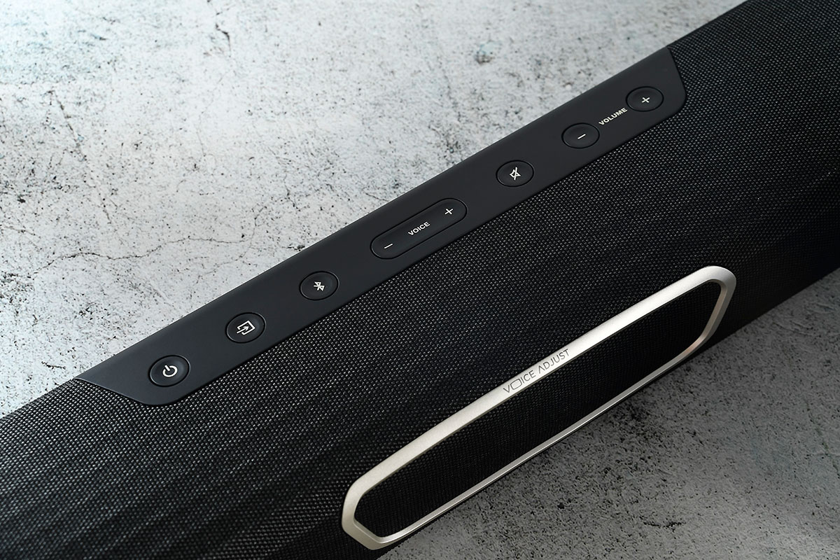 Polk Audio 推出的 MagniFi Max Soundbar 之前同大家試過，低音相當爆得，加上幾準確的定位同廣闊的音場，可以大大提升電視音效，睇戲、煲劇同打機的效果都好唔錯。不過 Soundbar 始終主要提供「前半場」的音效，今次 MagniFi Max 其實仲有一個配備無線後置喇叭 SR1 的套裝，既可以享受到 Soundbar 的接駁方便，又可以享受到完整 5.1 環繞聲效，今次就試吓加入了 SR1 之後可以有幾唔同。