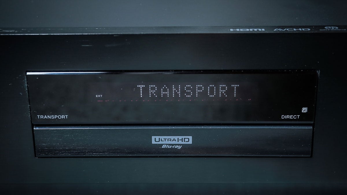 Pioneer UDP-LX500 剛公佈的時候已經有傳高階機款 UDP-LX800 會在稍後推出，估唔到新機真係咁快就正式到港，一心想等旗艦機升級的朋友唔使等好耐。之前 UDP-LX500 的聲畫效果其實已經好唔錯，究竟更高階的 UDP-LX800 在設計、用料、聲畫表現方面可以有點樣的提升？