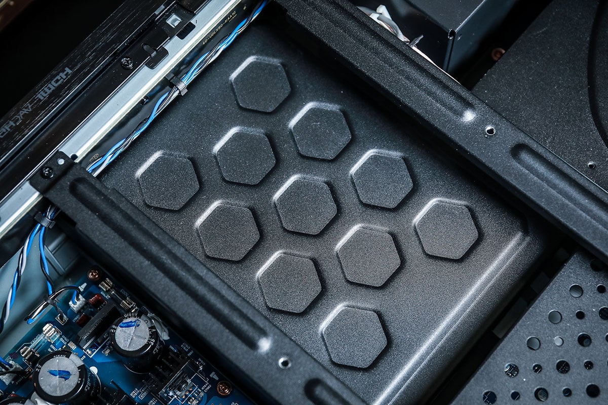 Pioneer UDP-LX500 剛公佈的時候已經有傳高階機款 UDP-LX800 會在稍後推出，估唔到新機真係咁快就正式到港，一心想等旗艦機升級的朋友唔使等好耐。之前 UDP-LX500 的聲畫效果其實已經好唔錯，究竟更高階的 UDP-LX800 在設計、用料、聲畫表現方面可以有點樣的提升？