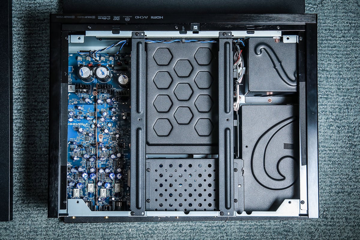 Pioneer UDP-LX500 剛公佈的時候已經有傳高階機款 UDP-LX800 會在稍後推出，估唔到新機真係咁快就正式到港，一心想等旗艦機升級的朋友唔使等好耐。之前 UDP-LX500 的聲畫效果其實已經好唔錯，究竟更高階的 UDP-LX800 在設計、用料、聲畫表現方面可以有點樣的提升？