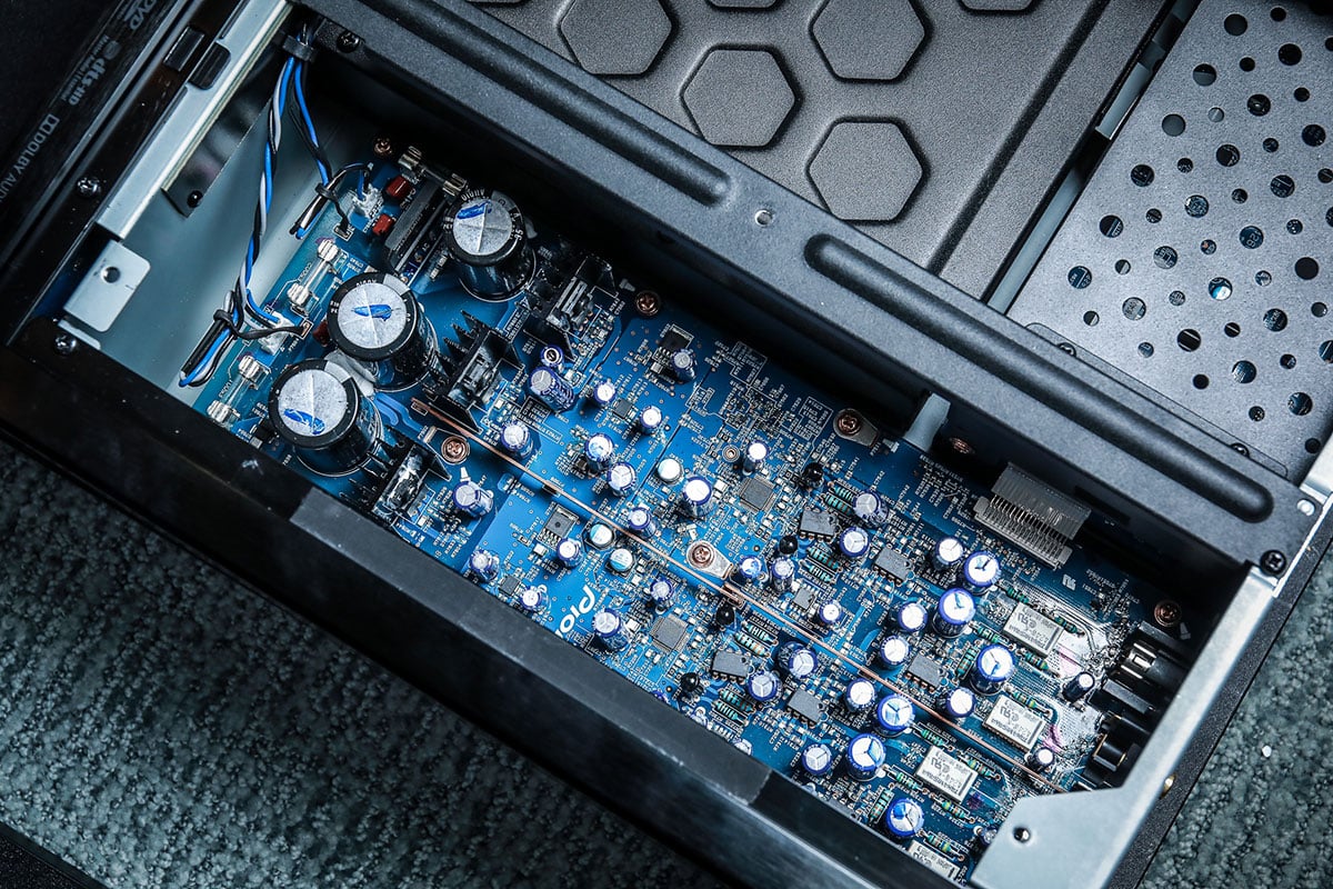 Pioneer UDP-LX500 剛公佈的時候已經有傳高階機款 UDP-LX800 會在稍後推出，估唔到新機真係咁快就正式到港，一心想等旗艦機升級的朋友唔使等好耐。之前 UDP-LX500 的聲畫效果其實已經好唔錯，究竟更高階的 UDP-LX800 在設計、用料、聲畫表現方面可以有點樣的提升？