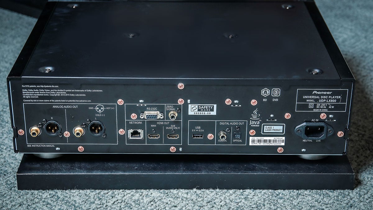 Pioneer UDP-LX500 剛公佈的時候已經有傳高階機款 UDP-LX800 會在稍後推出，估唔到新機真係咁快就正式到港，一心想等旗艦機升級的朋友唔使等好耐。之前 UDP-LX500 的聲畫效果其實已經好唔錯，究竟更高階的 UDP-LX800 在設計、用料、聲畫表現方面可以有點樣的提升？