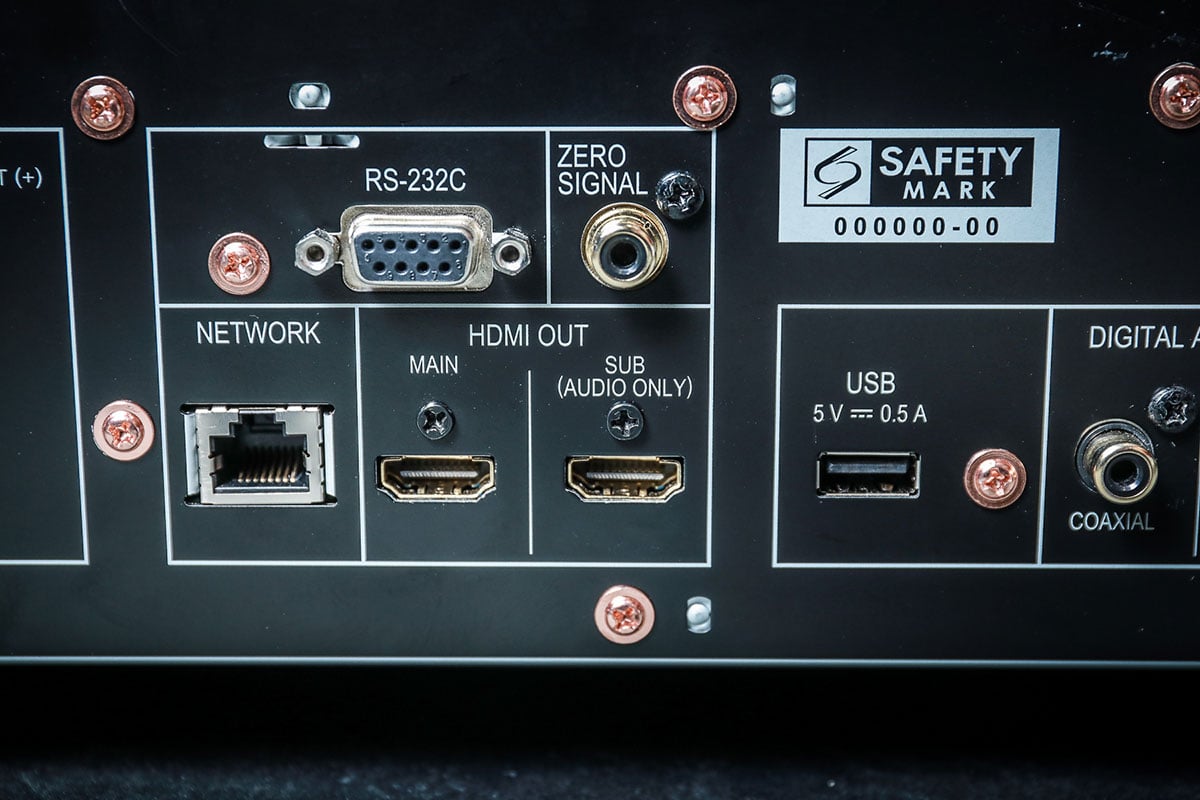 Pioneer UDP-LX500 剛公佈的時候已經有傳高階機款 UDP-LX800 會在稍後推出，估唔到新機真係咁快就正式到港，一心想等旗艦機升級的朋友唔使等好耐。之前 UDP-LX500 的聲畫效果其實已經好唔錯，究竟更高階的 UDP-LX800 在設計、用料、聲畫表現方面可以有點樣的提升？
