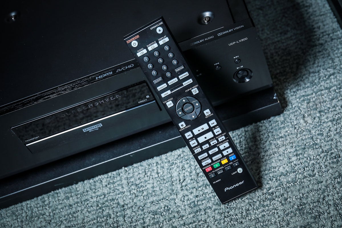 Pioneer UDP-LX500 剛公佈的時候已經有傳高階機款 UDP-LX800 會在稍後推出，估唔到新機真係咁快就正式到港，一心想等旗艦機升級的朋友唔使等好耐。之前 UDP-LX500 的聲畫效果其實已經好唔錯，究竟更高階的 UDP-LX800 在設計、用料、聲畫表現方面可以有點樣的提升？
