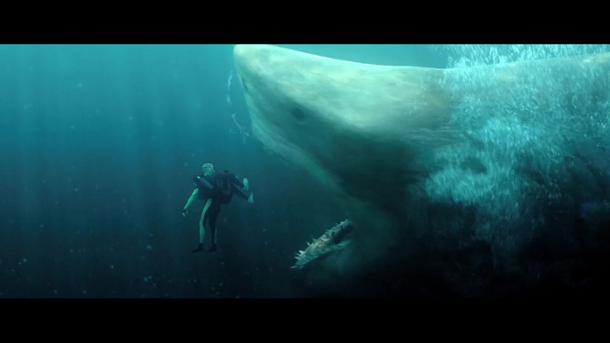 Dolby Atmos 的出現，讓大家可以享受到天花聲道的音效，獲得全方位的 3D 包圍感，不過講到效果最突出，阿熾就覺得唔係飛機飛過、唔係子彈射過，而係一些水面同水底的環繞聲效果。《極悍巨鯊》就可以話將 Dolby Atmos 的 3D 聲效發揮得淋漓盡致，無論係撲面而來的海浪、由身邊和頭頂游過的巨鯊，或者主角由水面潛入水底的空間感變化效果都一流，可以話係一個環繞水聲的盛宴。