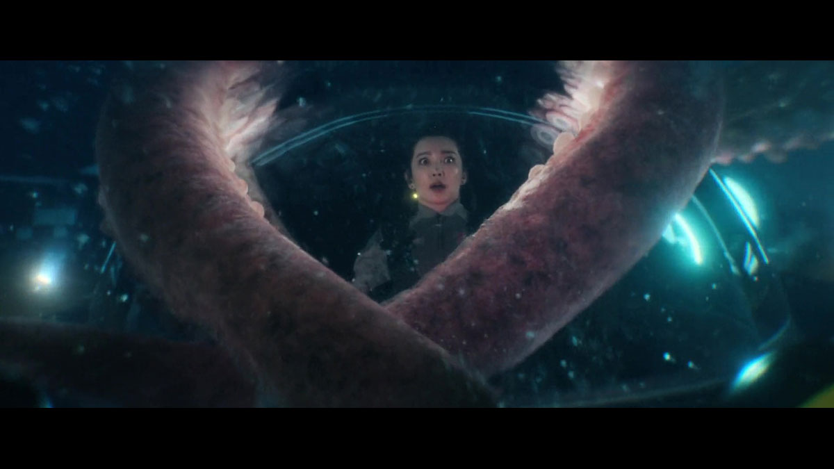 Dolby Atmos 的出現，讓大家可以享受到天花聲道的音效，獲得全方位的 3D 包圍感，不過講到效果最突出，阿熾就覺得唔係飛機飛過、唔係子彈射過，而係一些水面同水底的環繞聲效果。《極悍巨鯊》就可以話將 Dolby Atmos 的 3D 聲效發揮得淋漓盡致，無論係撲面而來的海浪、由身邊和頭頂游過的巨鯊，或者主角由水面潛入水底的空間感變化效果都一流，可以話係一個環繞水聲的盛宴。