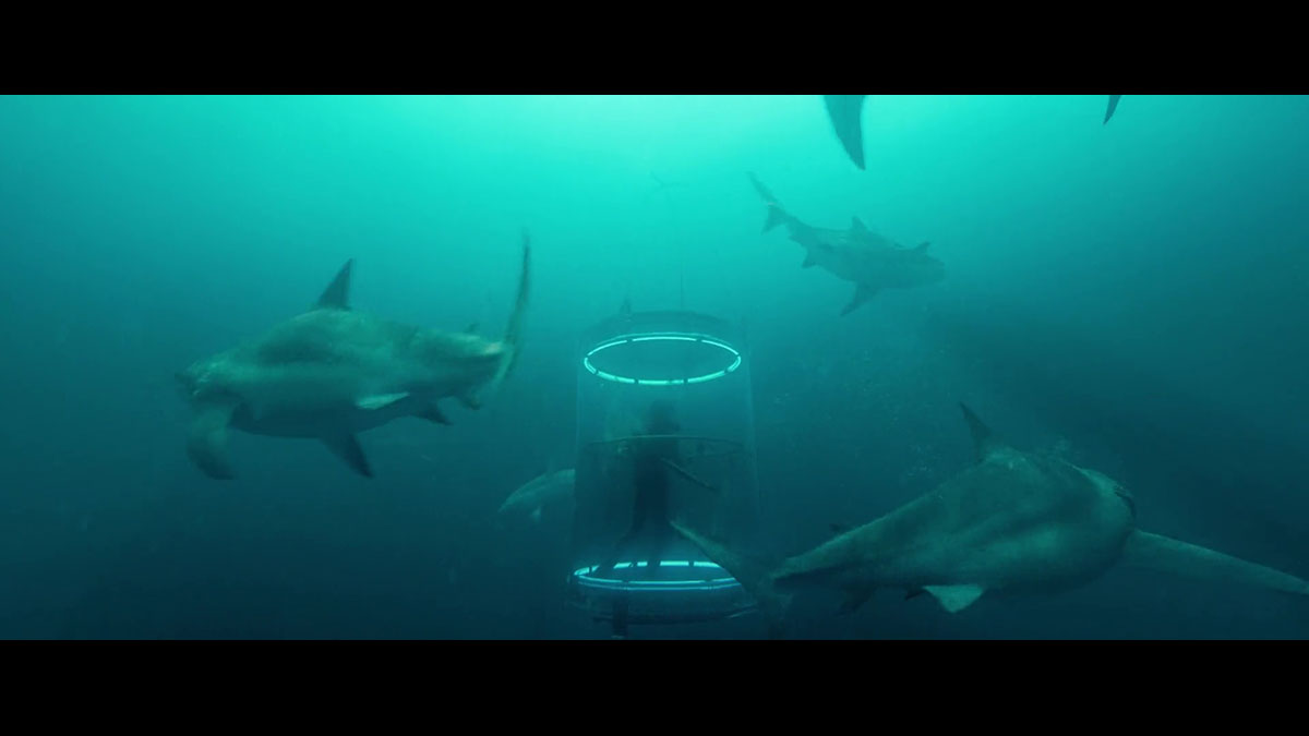 Dolby Atmos 的出現，讓大家可以享受到天花聲道的音效，獲得全方位的 3D 包圍感，不過講到效果最突出，阿熾就覺得唔係飛機飛過、唔係子彈射過，而係一些水面同水底的環繞聲效果。《極悍巨鯊》就可以話將 Dolby Atmos 的 3D 聲效發揮得淋漓盡致，無論係撲面而來的海浪、由身邊和頭頂游過的巨鯊，或者主角由水面潛入水底的空間感變化效果都一流，可以話係一個環繞水聲的盛宴。