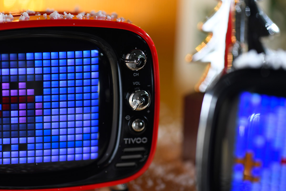 Divoom 擅長將聲音與燈光融合一起，之前推出過 Timebox 和 Timebox-mini 都是叫好又叫座。這款新作 Tivoo 看似是懷舊電視機，其實是藍牙喇叭，並巧妙地將像素風格融入其中。無論是自用、送禮或作交換禮物都是不錯的選擇！