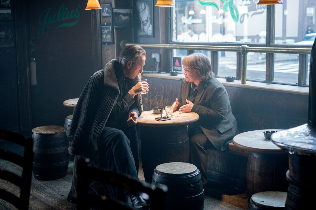 《大老作家》（Can You Ever Forgive Me?）是一齣很小情小趣的電影。沒有大場面，主角都是其貌不揚，徘徊社會邊緣的小人物，愛情點到即止，更沒有甚麼性愛或動作場面。當中的騙案，涉及金額只是數十至數百美元。翻查網上資料，主角 Lee Israel（Melissa McCarthy 飾）三數年間共售出約 400 封仿製或偷竊得來的信，利潤不超過四萬美元（而且很可能更低），不是甚麼大騙案。甚至她模仿的名人，大部分也是上世紀美國劇場界的編劇或演員，現今的觀眾，尤其不熟悉當代西方戲劇的，很可能聽都沒聽過那些「名人」的名字，更遑論他們的逸事。