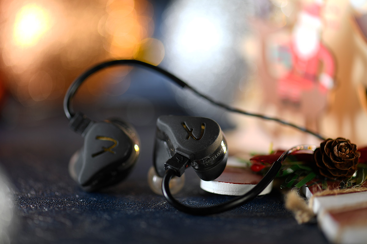 男人最希望收到的聖誕禮物當然要型格又實用，送耳機是不錯的選擇，像 Fender 的 Audio Design Lab 系列的灰黑色機殼更是最潮、最型的組合。近日香港總代理 Soundwave 趁住聖誕節期間，凡購買指定型號即可以優惠價換購日本工匠手製耳機線，真是一個難得的機會。