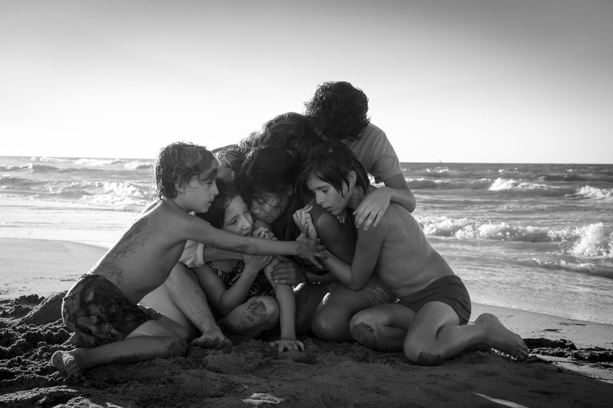 提起墨西哥導演艾方索柯朗（Alfonso Cuarón），很多人會說他的技法很高，甚至會用「炫技」來形容，這是可以理解的。因為艾方索與合作無間的同鄉攝影指導 Emmanuel Lubezki，拍了兩部令荷里活驚艷的電影：《末代浩劫》（Children of Men）與《引力邊緣》（Gravity），當中的多組長鏡頭更是令人津津樂道。
由 Netflix 投資，艾方索的新作《羅馬》（Roma），雖然不是由 Emmanuel Lubezki 掌鏡（由導演本人兼任攝影指導），但也用了不少長鏡頭。所以，我們不妨由長鏡頭談起。