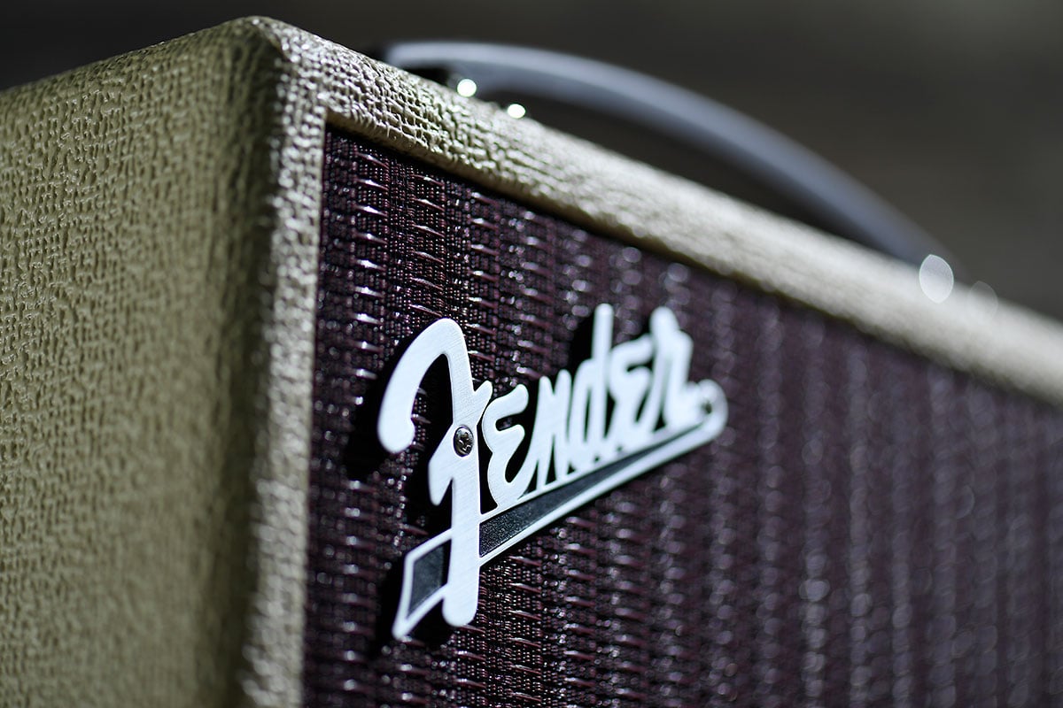 今次測試的 The Indio 是 Fender 藍牙喇叭系列當中的新成員，外形上繼續沿用了 Fender 經典結他 amp 的外形作為設計藍本，幾型格亦都幾有復古味道。體型介乎於之前推出的 The Montery 同 The Newport 之間，近似前者的外形設計，但更加便攜，加埋同後者一樣內置電池，可以拎出街使用。