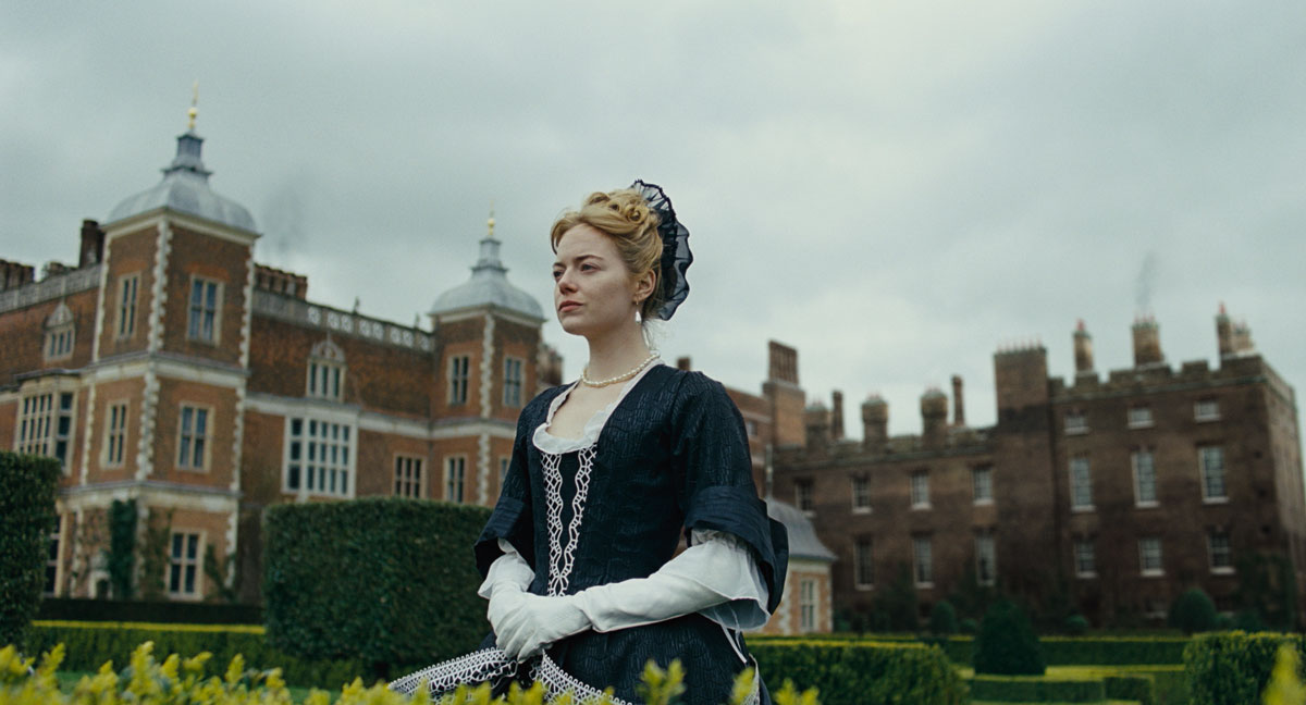 《爭寵》（The Favourite）是尤格藍西莫（Yorgos Lanthimos）獨立執導的第六齣電影（不計短片）。導演幾齣前作如《狗牙》（Dogtooth）、《單身動物園》（The Lobster）和《聖鹿獵殺》（The Killing of a Sacred Deer）等均有一大特色：令觀眾不安。不安不是來自暴力和血腥，更多時是概念和氣氛上的不安。角色仿如閒話家常地說著一些離經叛道，挑戰觀眾道德底線的對白，觀眾和評論的反應很兩極，喜歡的覺得他創新又能引發思考，不喜歡的就認為他只是嘩眾取寵，沒有真正的深度。
因為這份「不安」，尤格藍西莫的電影雖然不乏大明星參演，如《單身動物園》的哥連費路（Colin Farrell）和《聖鹿獵殺》的妮歌潔曼（Nicole Kidman），這些電影的市場定位仍是傾向小眾藝術電影多於商業大片。來到《爭寵》，導演好像想改變風格，預告片非常華麗熱鬧，很通俗。果然，飾演安妮皇后的奧莉花高雯（Olivia Colman）一舉拿下金球獎喜劇/音樂劇影后，電影在奧斯卡又取得十項提名，跟《羅馬》（Roma）同列最多提名的電影。有金球獎和奧斯卡加持，《爭寵》的票房應該不難勝過導演前作。以香港為例，幾場優先場，入座率幾乎百分百，氣勢不俗。