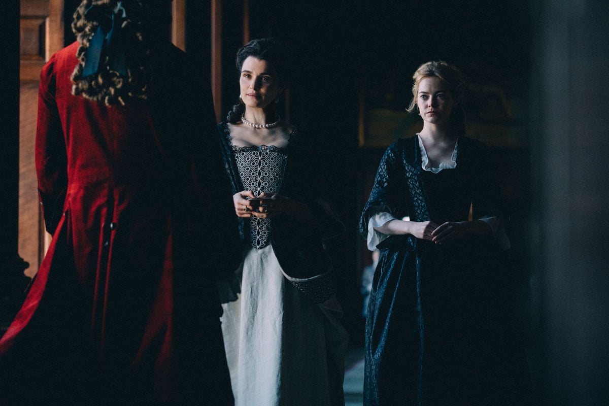 《爭寵》（The Favourite）是尤格藍西莫（Yorgos Lanthimos）獨立執導的第六齣電影（不計短片）。導演幾齣前作如《狗牙》（Dogtooth）、《單身動物園》（The Lobster）和《聖鹿獵殺》（The Killing of a Sacred Deer）等均有一大特色：令觀眾不安。不安不是來自暴力和血腥，更多時是概念和氣氛上的不安。角色仿如閒話家常地說著一些離經叛道，挑戰觀眾道德底線的對白，觀眾和評論的反應很兩極，喜歡的覺得他創新又能引發思考，不喜歡的就認為他只是嘩眾取寵，沒有真正的深度。
因為這份「不安」，尤格藍西莫的電影雖然不乏大明星參演，如《單身動物園》的哥連費路（Colin Farrell）和《聖鹿獵殺》的妮歌潔曼（Nicole Kidman），這些電影的市場定位仍是傾向小眾藝術電影多於商業大片。來到《爭寵》，導演好像想改變風格，預告片非常華麗熱鬧，很通俗。果然，飾演安妮皇后的奧莉花高雯（Olivia Colman）一舉拿下金球獎喜劇/音樂劇影后，電影在奧斯卡又取得十項提名，跟《羅馬》（Roma）同列最多提名的電影。有金球獎和奧斯卡加持，《爭寵》的票房應該不難勝過導演前作。以香港為例，幾場優先場，入座率幾乎百分百，氣勢不俗。