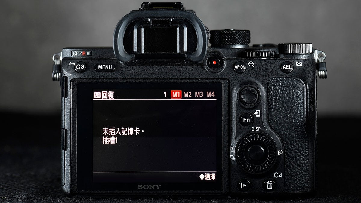 雖然上年 Canon、Nikon 同 Panasonic 齊齊宣佈進入全片幅無反市場並且陸續推出新機同新鏡，不過 Sony 的 A7 及 A9 系列依然係市面上規格、功能同配套等各方面做得最好、最成熟的無反相機，各種銷售數據亦都間接證明了這一點。甚至當 A7III 推出的時候，文迪作為前 A7R II 的用家也曾經計劃重投 Sony 的懷抱。不過在借用 A7III 及 A9 拍攝了幾場 event 同發佈會之後決定打住，因為在設計上的一些「缺陷」，讓相機操控跟不上自己的需要。而這些「缺陷」其實都是可以通過 firmware 來改善同修正的，以下就同大家詳細分享一下這 9 個問題，以及現時可行的一些解決方法。