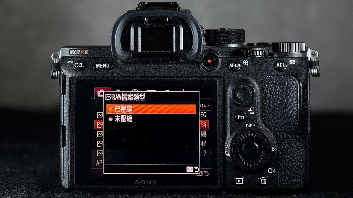 雖然上年 Canon、Nikon 同 Panasonic 齊齊宣佈進入全片幅無反市場並且陸續推出新機同新鏡，不過 Sony 的 A7 及 A9 系列依然係市面上規格、功能同配套等各方面做得最好、最成熟的無反相機，各種銷售數據亦都間接證明了這一點。甚至當 A7III 推出的時候，文迪作為前 A7R II 的用家也曾經計劃重投 Sony 的懷抱。不過在借用 A7III 及 A9 拍攝了幾場 event 同發佈會之後決定打住，因為在設計上的一些「缺陷」，讓相機操控跟不上自己的需要。而這些「缺陷」其實都是可以通過 firmware 來改善同修正的，以下就同大家詳細分享一下這 9 個問題，以及現時可行的一些解決方法。