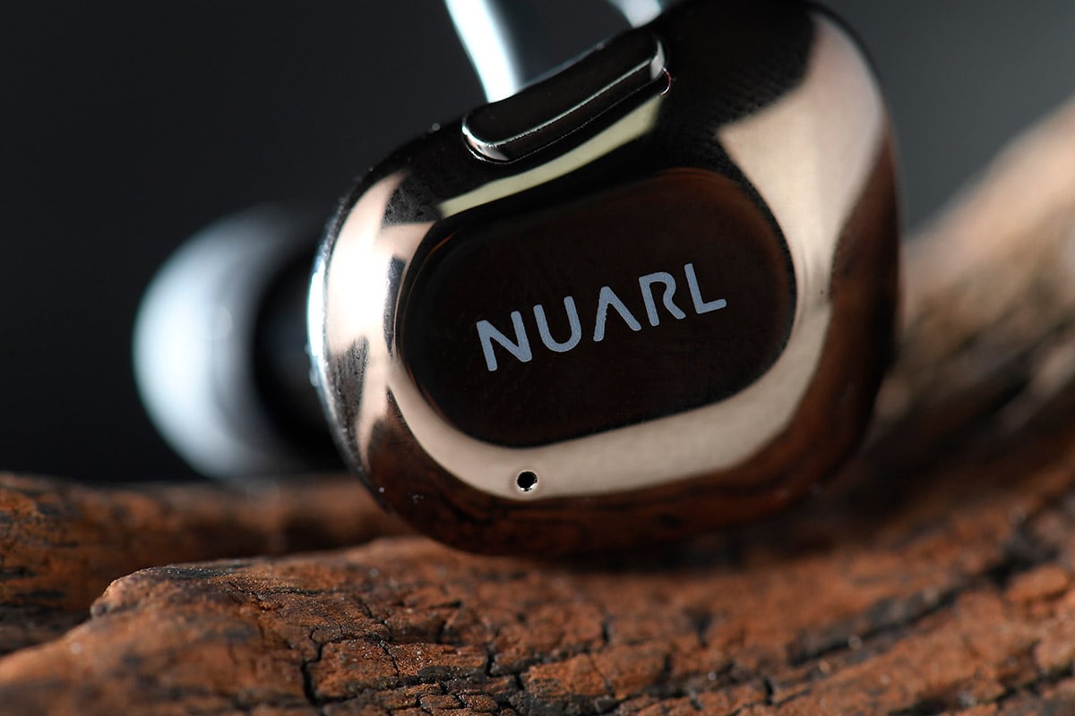 日本耳機品牌 Nuarl 成功打入香港市場已有一段時間，主張 Natural（自然）及 Neutral（中性）的聲音表現，出來亦有板有眼，加上價錢大眾化，有不少捧場客。最新推出的 NT01AX 顧名思義就是 NT01 的升級版，在連接方面、音質及續航力均有所提升。