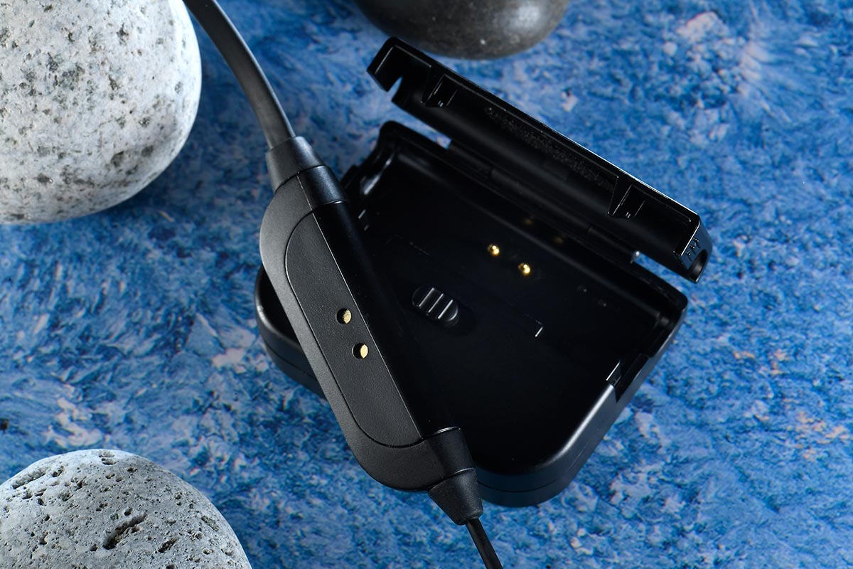 在 2016 年 Westone 已推出了一條 Bluetooth Cable 藍牙耳機線，有意將有線耳機無線化。最近，為了跟隨著藍牙技術的發展步伐，品牌發佈了後繼型號 Bluetooth V2 Cable，支援最新的藍牙 5.0 規格，以及追加 aptX HD 高品質藍牙編碼。