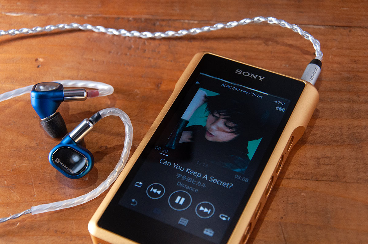 德國耳機品牌 Ultrasone 近日在港舉行產品發佈會，一口氣展示 3 款個人音響產品，當中最矚目一定是旗艦級入耳式耳機 Saphire。創辦人兼 CEO Michael Willberg 亦有來港分享品牌故事和產品特色，他還公開了早前在日本試聽會期間，一位耳機迷被 Saphire 的靚聲感動到喊出來的影片，究竟這款耳機的實際表現又如何，立即試聽一下。