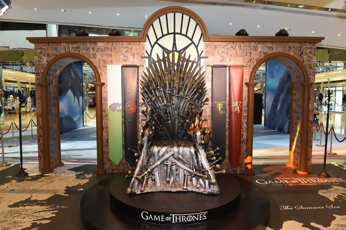 《權力遊戲》（Game of Thrones）來到最終季（第 8 季）了（香港時間 4 月 15 日早上 9 時首播），如果你中五畢業開始看，現在好命的話也該大學畢業，出來社會工作了。時光飛逝，可是記性日差，看任何劇都好，逢新一季開播，先要擔心自己是否記得上一（幾）季究竟講甚麼，否則便會難以投入下去了。《權力遊戲》這方面的問題少一點，因為劇情太緊湊，除了你真的連上一餐飯吃過甚麼都馬上忘了，否則也該記得第 7 季尾聲是冰龍出現吧？第 8 季開首，無論如何都會有大戰發生（當然也有可能留待稍後才發生，畢竟長城境外抵達臨冬城還是要一點時間吧，雖然編劇未必 care 實際所需時間）。
第 8 季很短，僅 6 集，可是要交代的細節理應是十分多的，網上更流傳部分情節有可能是回應第一季！那麼，最終季首播前的一個週末，我們還可以做甚麼準備功夫？