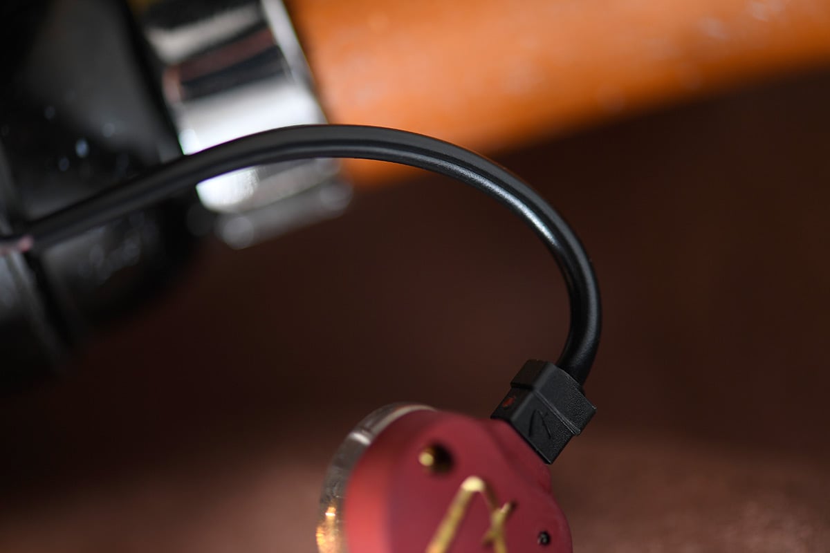 Fender 的 Audio Design Lab 系列耳機，分別有 NINE、NINE 1、TEN 3、TEN 5 至 THIRTEEN 6，為了令產品線更見完整，品牌最新推出的 TEN 2，同屬圈鐵混合式耳機，相比 TEN 3 少了一個動鐵單元，是此系列中第一款採用一圈兩鐵三單元架構的產品。