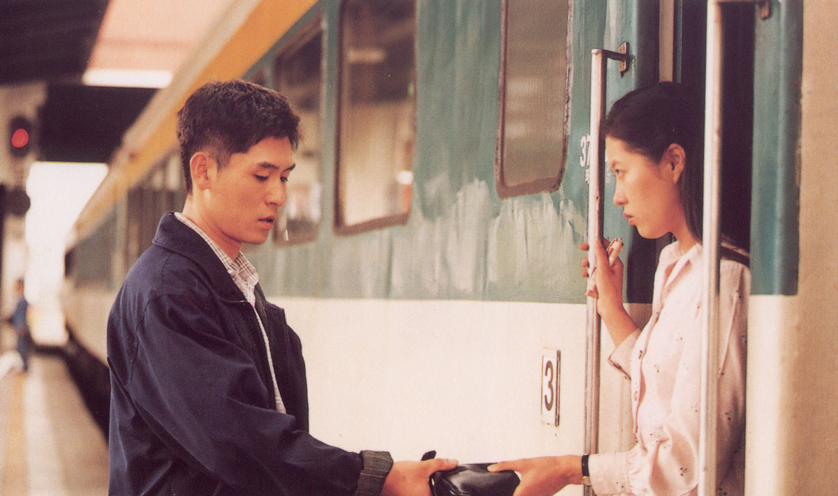 李滄東 1999 年的《薄荷糖》（Peppermint Candy）面世至今剛好 20 年。在這 20 周年紀念，香港觀眾有幸看到全新修復版。歲月不留人，唯有電影把逝去的時間原封不動地保存著，沒有變樣。回顧、留存、念記，也是《薄荷糖》故事的關鍵詞。