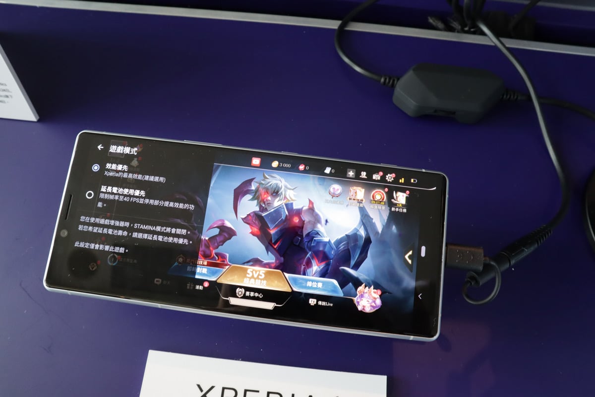 早前在西班牙世界通訊大會（MWC 2019）上 Sony 展出過最新旗艦手機 Xperia 1，今日（25/4）正式在香港亮相。Xperia 1 集 Sony 專業拍攝及顯示技術，更是全球首部配備 4K OLED 屏幕及眼睛追焦功能的智能手機。