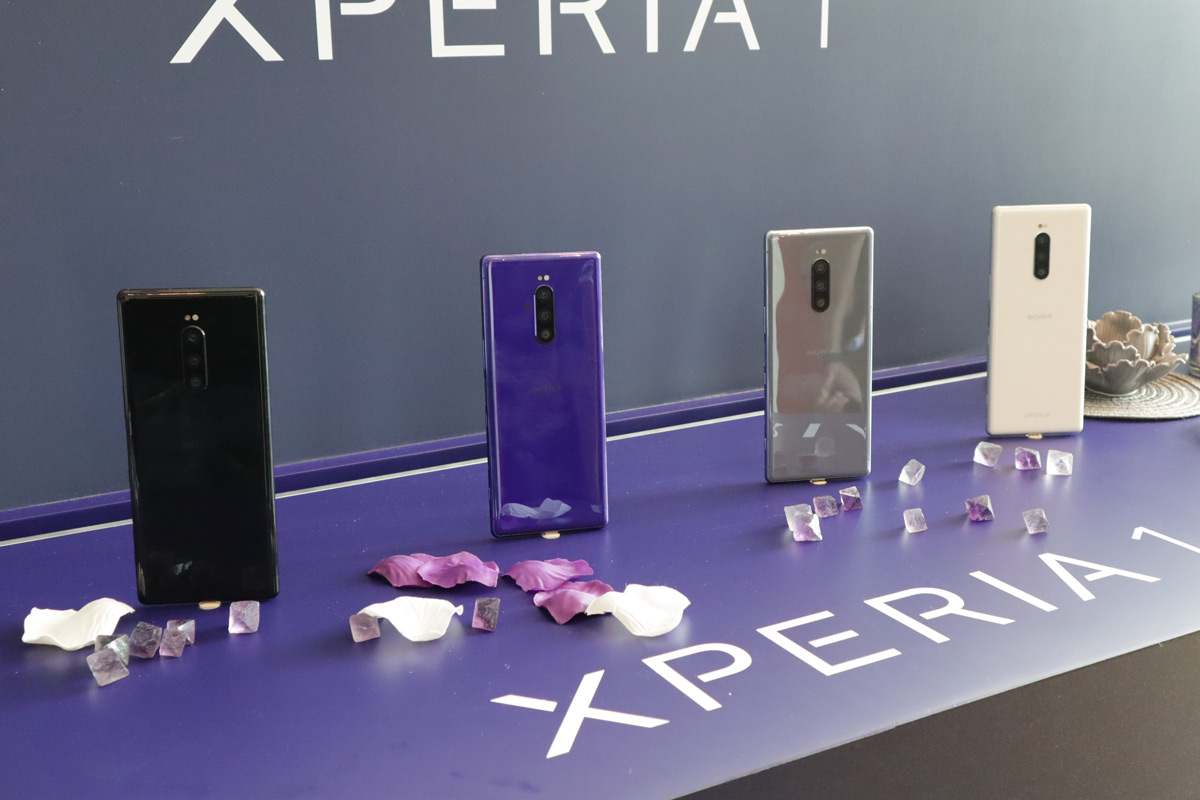 早前在西班牙世界通訊大會（MWC 2019）上 Sony 展出過最新旗艦手機 Xperia 1，今日（25/4）正式在香港亮相。Xperia 1 集 Sony 專業拍攝及顯示技術，更是全球首部配備 4K OLED 屏幕及眼睛追焦功能的智能手機。