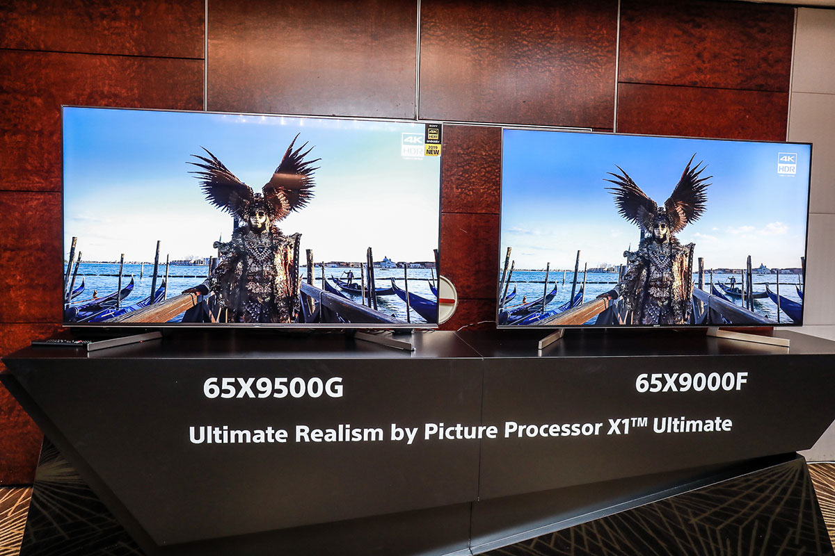 繼早前 Samsung 在本港推出的首個 8K 電視 Q900R 系列之後，Sony 也推出了自家的 8K 旗艦 MASTER Series 的 Z9G。同時亦公佈了 2019 年的全新 4K 電視，包括了 OLED 系列的 A9G 以及配備了 X1 Ultimate 旗艦級處理器的 4K 高階系列 X9500G，加上中階 4K 系列的 X8500G、X8000G、入門的 X7000G 以及全高清 W660G 系列，一次過「晒冷」了多達 26 個尺寸型號。