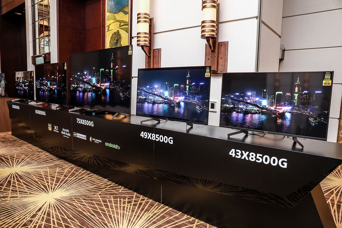繼早前 Samsung 在本港推出的首個 8K 電視 Q900R 系列之後，Sony 也推出了自家的 8K 旗艦 MASTER Series 的 Z9G。同時亦公佈了 2019 年的全新 4K 電視，包括了 OLED 系列的 A9G 以及配備了 X1 Ultimate 旗艦級處理器的 4K 高階系列 X9500G，加上中階 4K 系列的 X8500G、X8000G、入門的 X7000G 以及全高清 W660G 系列，一次過「晒冷」了多達 26 個尺寸型號。