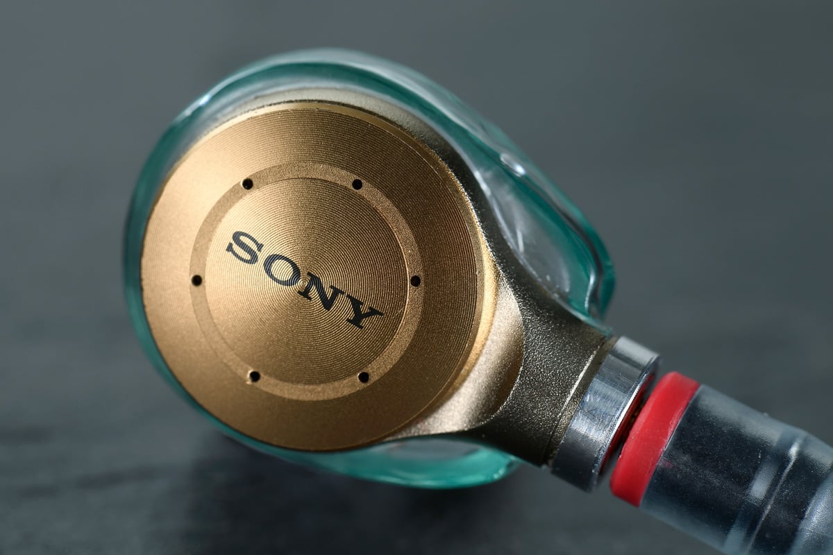 去年 Sony 進軍高階耳機市場，先後推出了客製耳機 Just ear、Signature Series 旗艦耳機 IER-Z1R，還有監聽耳機 IER-M9 和 IER-M7，可說是各有特色。今次一口氣借來 4 款耳機產品，並搭配不同 Walkman 播放器進行試聽，聽感如何呢？到底有多厲害？