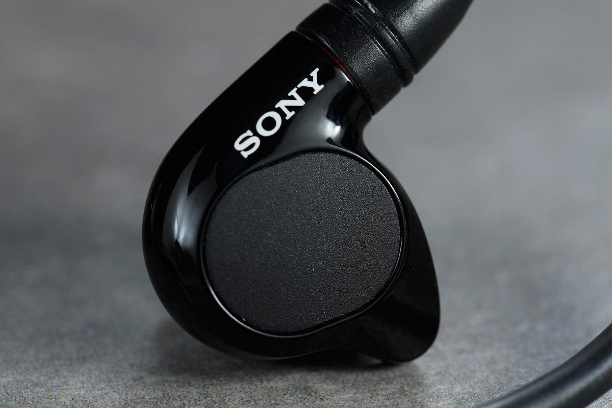 去年 Sony 進軍高階耳機市場，先後推出了客製耳機 Just ear、Signature Series 旗艦耳機 IER-Z1R，還有監聽耳機 IER-M9 和 IER-M7，可說是各有特色。今次一口氣借來 4 款耳機產品，並搭配不同 Walkman 播放器進行試聽，聽感如何呢？到底有多厲害？