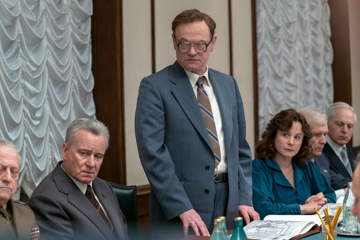 截至執筆當日為止，《切爾諾貝爾》（Chernobyl）在影視資料庫網站 imdb 的評分為 9.6，是電視劇集類別當中的冠軍，力壓《權力遊戲》（Game of Thrones）、《絕命毒師》（Breaking Bad）等高分劇（前者可能因為最終季拉低了一點分數），非常厲害。《切爾諾貝爾》是一部英、美（Sky 與 HBO，在港可在 HBO 頻道及網站看得到）聯合製作的迷你劇，全劇僅 5 集，顧名思義，講述的是發生於 1986 年 4 月的切爾諾貝爾核電廠災難。現時已播放了 4 集，下周二早上（香港時間）便會播出結局，未開始看的話，現在起步還不算遲。