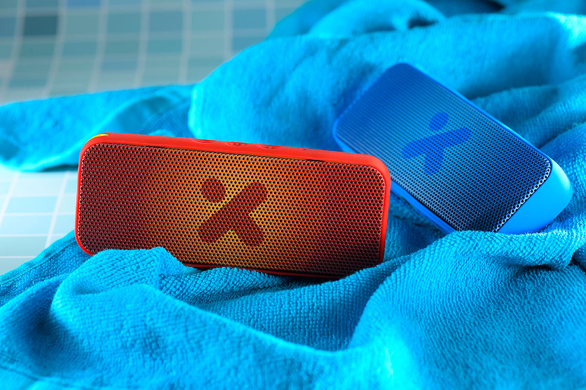 X-mini 的藍牙喇叭機仔細細，但一向功能豐富實用，今次最新推出的 XOUNDBAR W 以及 KAI X1 W 就主打防水設計，最啱戶外使用。由自家兩款熱門型號「進化」而來，除了加強電量，機身就配備 IPX7 防水規格，最適合沙灘、泳池甚至沖涼聽歌。同以往的 X-mini 藍牙喇叭一樣係細 size 大音量，至於實際有幾強勁，下面再同大家詳細分享。