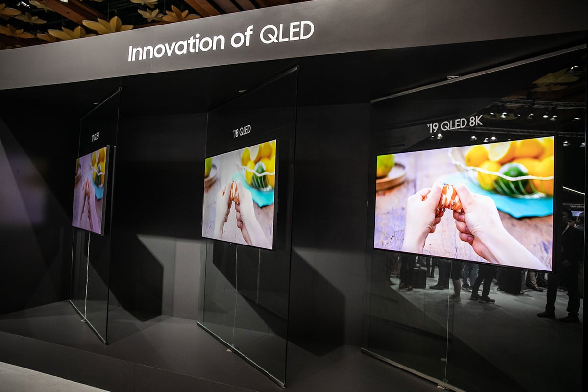 近年講到高階或者旗艦級電視，主要會用到的面板技術就是 QLED 和 OLED，前者通過採用量子點，帶來超純淨色彩和廣闊色域、同時保持高亮度；後者利用自發光的有機 OLED，可以獲得最深沉的黑色以及極高對比度。究竟這種「光明」與「黑暗」的大對決，哪一種最有優勢、用家又應該如何選擇？以下就同大家介紹一下兩者的原理，從畫質、設計等各個方面詳細比較，可以更容易揀到心水電視。