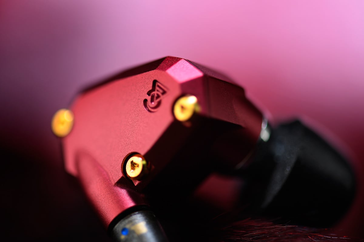 各位 head-fi 友應該對美國品牌 Campfire Audio 不感陌生，他們的星系耳機雖然都有不少入門級選擇，但注目度似乎遠遠不及 Andromeda 和 Solaris 等旗艦型號。最近新推出的 IO 就是打正入門旗艦的定位而來，可解釋為入門級最勁的一部，雖然價位上是該品牌的入門級，但是用料和聲音上卻有旗艦級的感覺，性價比上甚至貼近或超越其他品牌的中高階耳機。