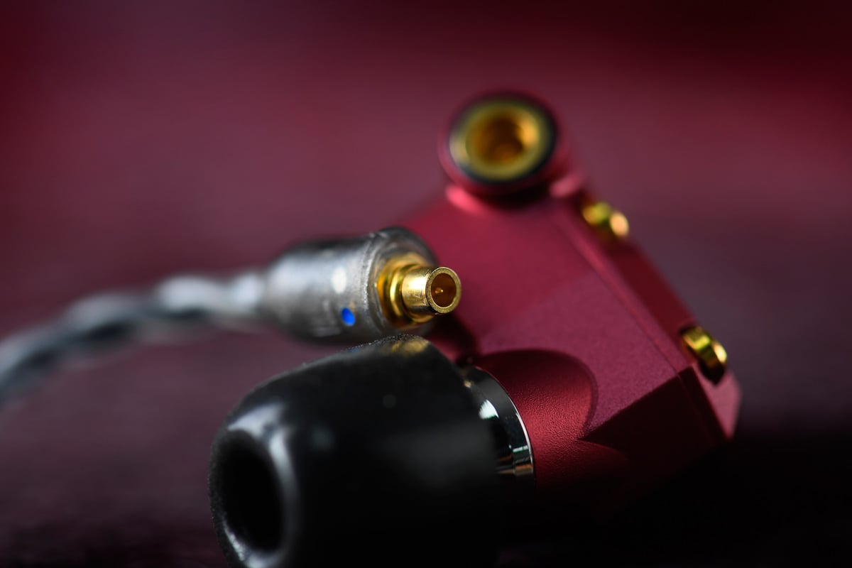 各位 head-fi 友應該對美國品牌 Campfire Audio 不感陌生，他們的星系耳機雖然都有不少入門級選擇，但注目度似乎遠遠不及 Andromeda 和 Solaris 等旗艦型號。最近新推出的 IO 就是打正入門旗艦的定位而來，可解釋為入門級最勁的一部，雖然價位上是該品牌的入門級，但是用料和聲音上卻有旗艦級的感覺，性價比上甚至貼近或超越其他品牌的中高階耳機。