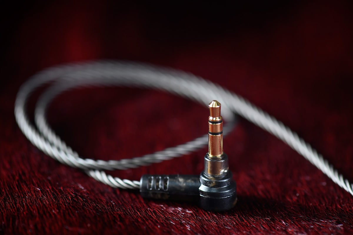 各位 head-fi 友應該對美國品牌 Campfire Audio 不感陌生，他們的星系耳機雖然都有不少入門級選擇，但注目度似乎遠遠不及 Andromeda 和 Solaris 等旗艦型號。最近新推出的 IO 就是打正入門旗艦的定位而來，可解釋為入門級最勁的一部，雖然價位上是該品牌的入門級，但是用料和聲音上卻有旗艦級的感覺，性價比上甚至貼近或超越其他品牌的中高階耳機。