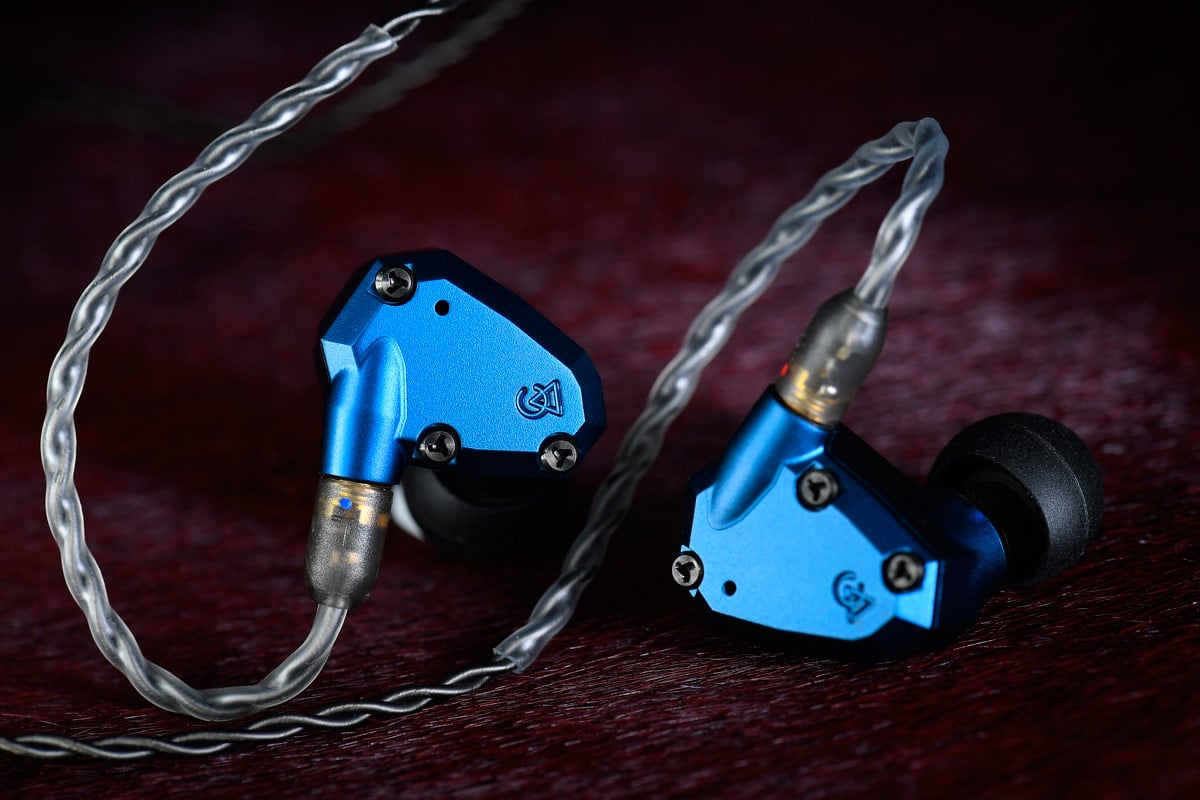 各位 head-fi 友應該對美國品牌 Campfire Audio 不感陌生，他們的星系耳機雖然都有不少入門級選擇，但注目度似乎遠遠不及 Andromeda 和 Solaris 等旗艦型號。最近新推出的 IO 就是打正入門旗艦的定位而來，可解釋為入門級最勁的一部，雖然價位上是該品牌的入門級，但是用料和聲音上卻有旗艦級的感覺，性價比上甚至貼近或超越其他品牌的中高階耳機。