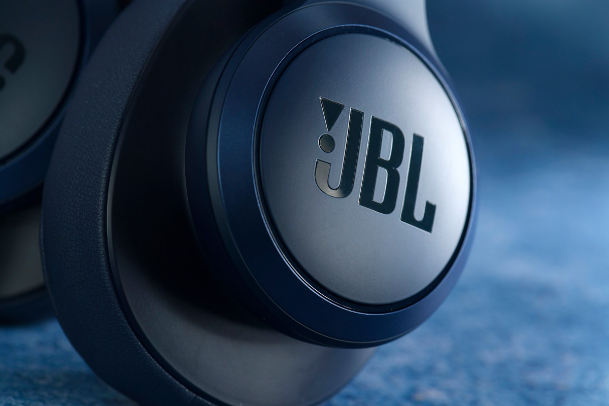 真無線耳機的發展已成趨勢，JBL 作為音響大牌子，除了推出真無線之外，也會照顧不同用家的需要。最近 JBL 就推出了一款頭戴式藍牙耳機 Live 500BT，擁有品牌標誌性的澎湃音效，同時加入了 TalkThru 自由通話模式和 Ambient Aware 環境感知模式，以及可支援 Google Assistant 語音助理。