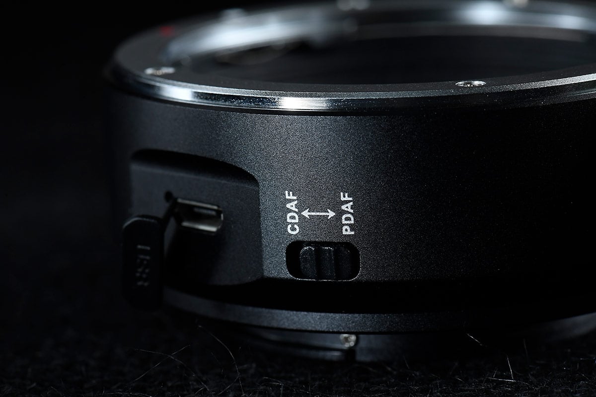 Canon 鏡頭可以通過轉接環用在 Sony 的 A7 系列相機，尤其 A7II 之後的機款配備相位對焦，轉接自動對焦速度更加相當不錯。市面上有不少 Canon EF 轉 Sony FE 的自動對焦轉接環選擇，Techart TCS-04 就是最新推出的一款，不支援對焦速度較慢的反差式對焦，不過就提供了更快的純相位對焦能力，而且可以通過特製 Fn 功能按鈕來適應不同鏡頭，今次就測試一下實際轉接對焦效果，亦都會同主流的其他幾款轉接環比較一下表現。